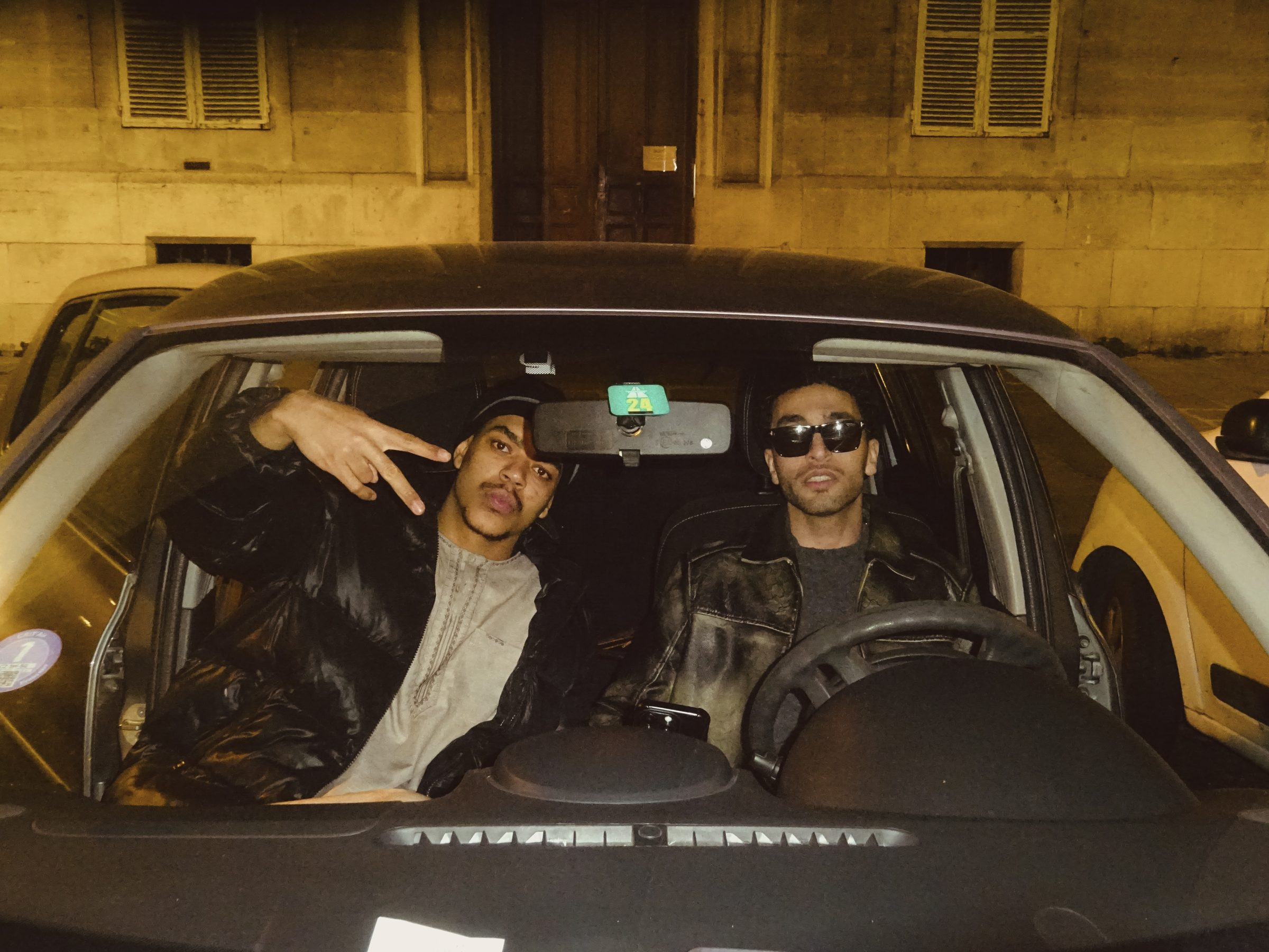 Amine et Losseni dans une voiture, de nuit